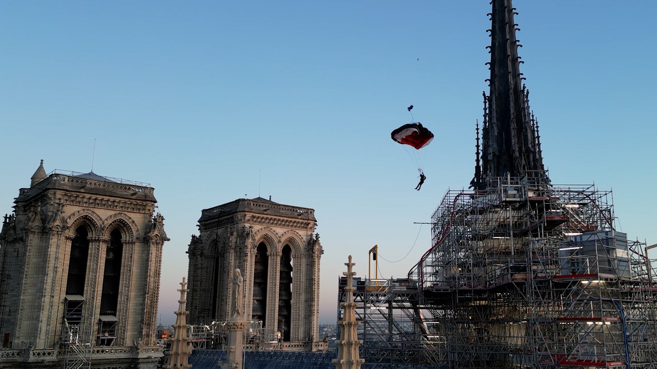 Adrénaline et illégalité... Il saute en base-jump de Notre-Dame