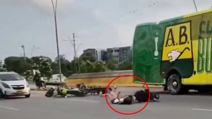 VIDEO | Policías que escoltaban bus del Atlético Bucaramanga hacia el estadio fueron arrollados por una moto