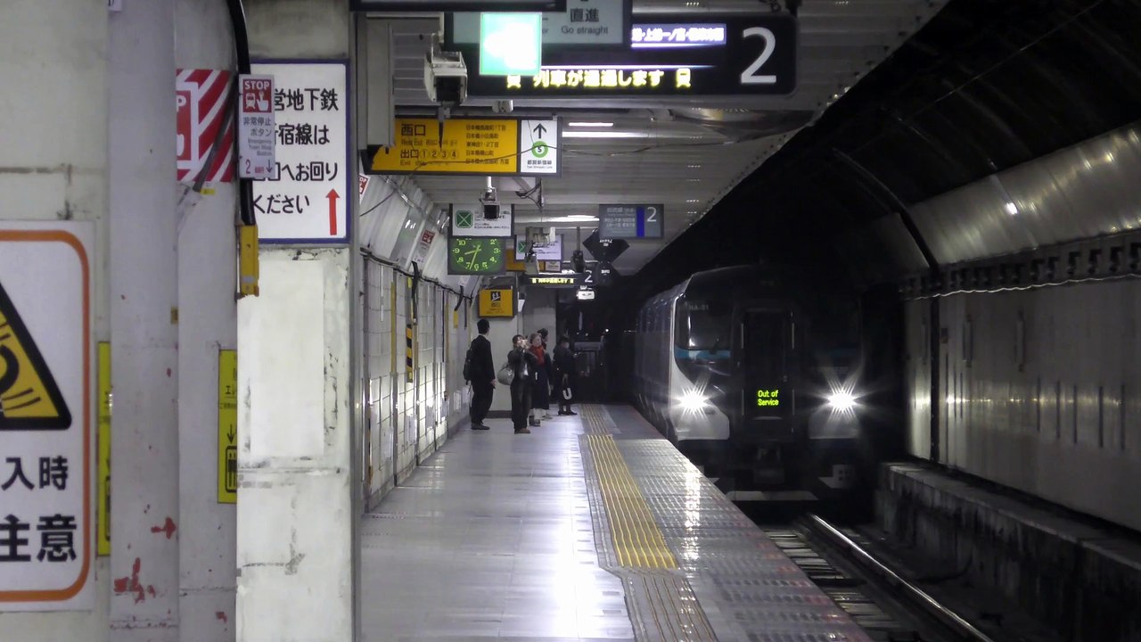 朝ラッシュ時の総武快速線馬喰町駅を通過する列車 E235系/E257系/E259系