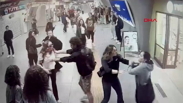 Gayrettepe metrobüs istasyonunda kavga: Yürüyen merdivende saldıran kadın aşağı düştü