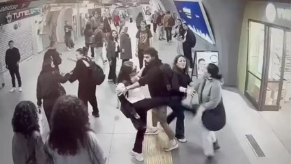 Gayrettepe metrobüs istasyonunda kavga: Yürüyen merdivende saldırdı, aşağı düştü