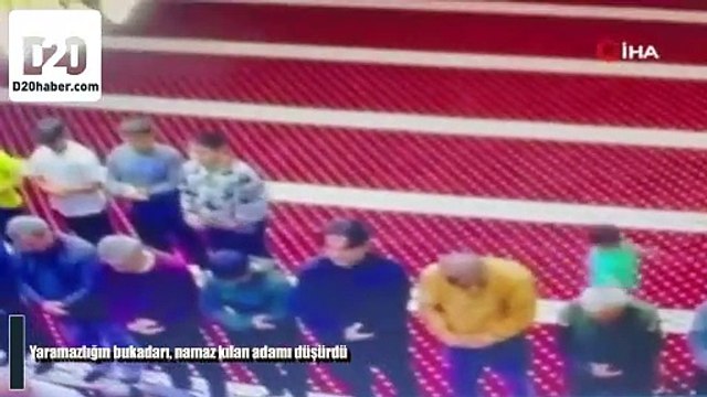 Denizli’de çocuk camide namaz kılan adamı düşürdü