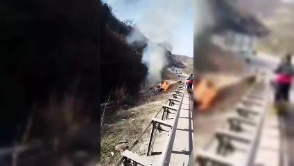 Sinop'ta kaza yapan araç alev aldı: 4 yaralı