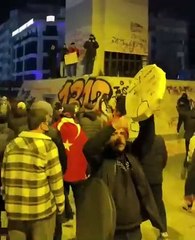 Bu adam hala neden tutuklanmadı! Filistinlilerin kanı pek de tatlı diyerek İsrail bayrağı açmıştı. Irkçı Kemalist Saraçhane’de görüntülendi