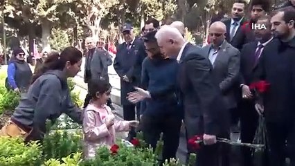 İstanbul Valisi Davut Gül, Edirnekapı Şehitliği’ni ziyaret etti