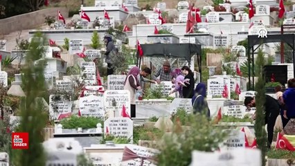 Depremzede illerde hüzünlü mezarlık ziyareti