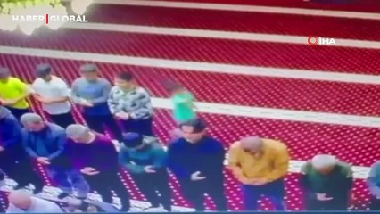 Minik yaramaz namaz kılan yaşlı adamı yere düşürdü