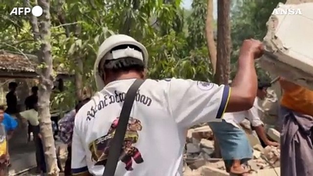 Sisma in Myanmar, si cercano sopravvissuti tra le macerie di una scuola a Mandalay