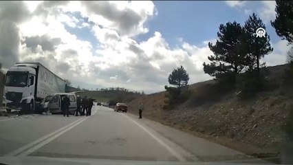 Tır ile hafif ticari aracın çarpıştığı kazada 1 kişi öldü, 3 kişi yaraland