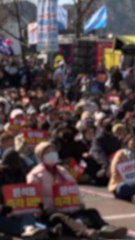 "李 무죄에 천불" "尹 언제 파면"…꽃샘추위 속 '탄핵 찬반' 격돌