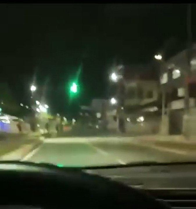 Vídeo mostra troca de tiros em avenida importante de Salvador e 'bonde' armado invadindo localidade