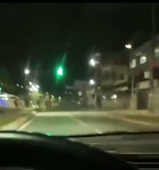 Vídeo mostra troca de tiros em avenida importante de Salvador e 'bonde' armado invadindo localidade