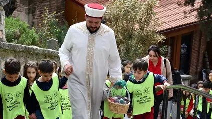Bilecik’te ’Minareden şeker sarkıtma’ geleneği yaşatılıyor