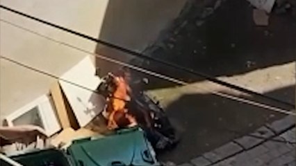 Çöp kenarına bırakılan motosikletin yakılması kamerada