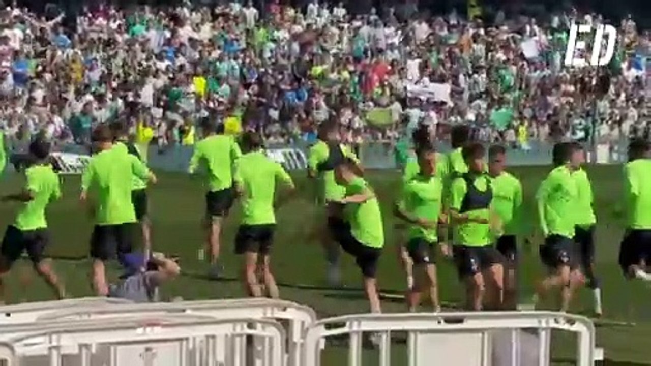 La afición del Betis alienta a sus jugadores para El Gran Derbi ante el Sevilla