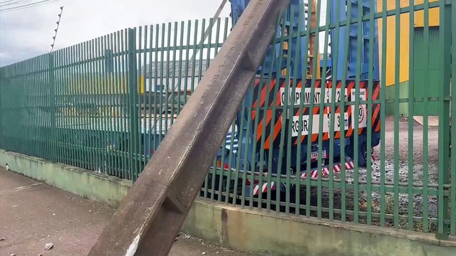 Após ser atingido por veículo, poste fica pendurado às margens da BR-277