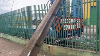 Após ser atingido por veículo, poste fica pendurado às margens da BR-277