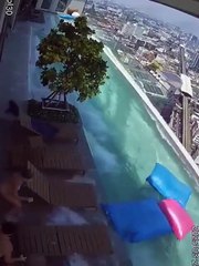 Casal entra em pânico em piscina no topo de prédio durante terremoto