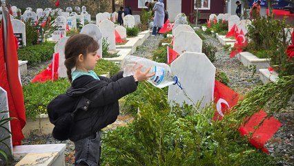 Hatay'daki deprem şehitliğinde hüzünlü bayram ziyareti