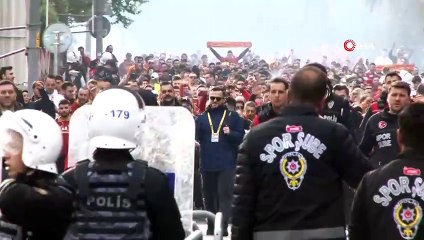 Galatasaray taraftarı, Dolmabahçe'ye geldi