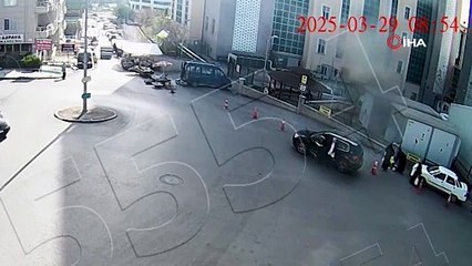 Yürekleri ağza getiren kaza kamerada: El freni çekilmeyen otomobil, faciaya yol açıyordu