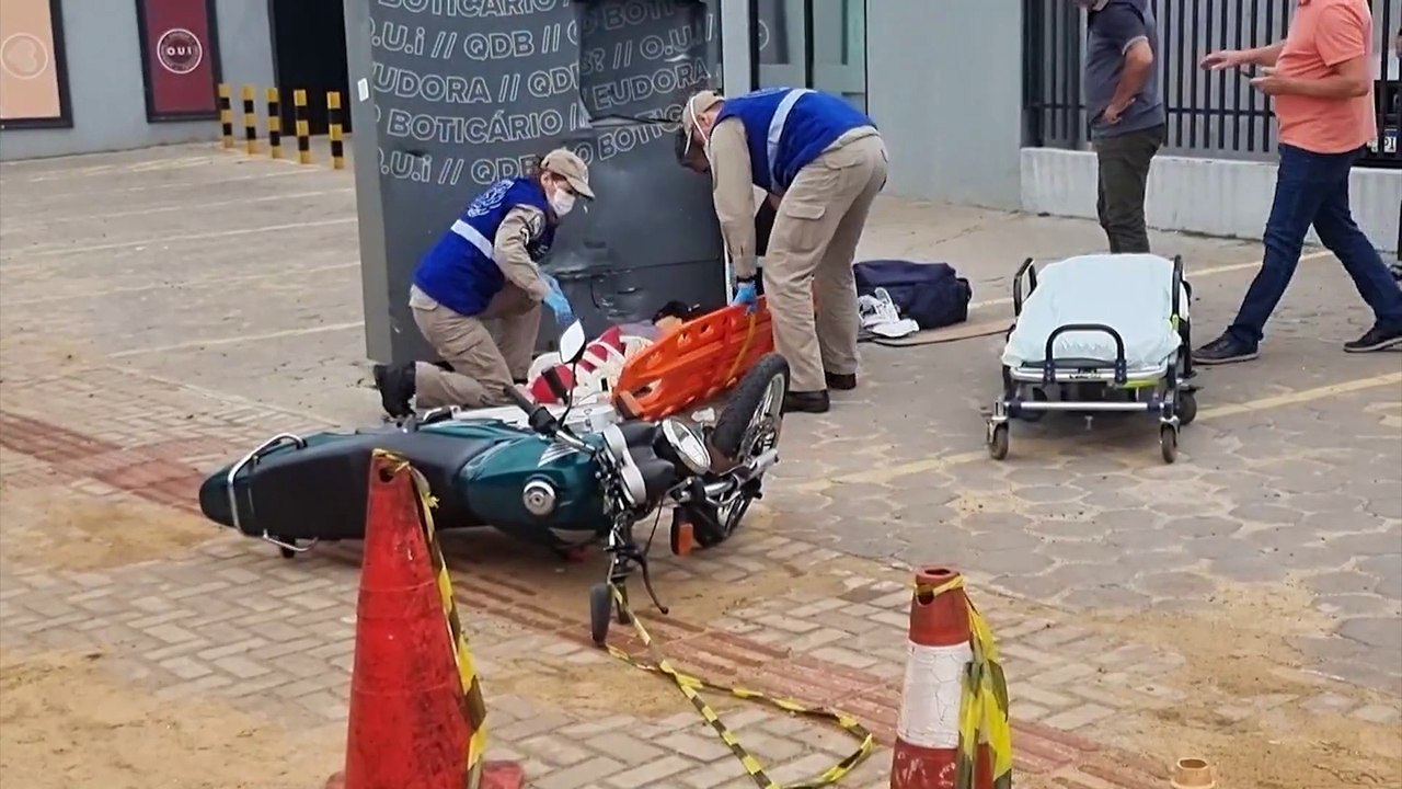 Motociclista quebra as duas pernas em grave acidente na Avenida Carlos Gomes