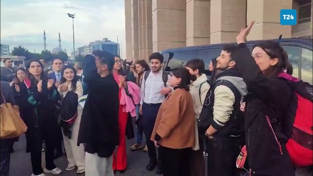 Cevahir AVM önündeki İmamoğlu protestolarında gözaltına alınanlardan serbest bırakılanlar alkışlarla karşılandı
