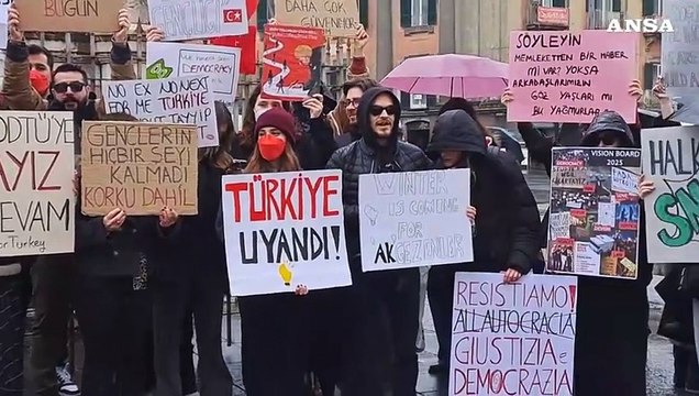 Sit-in protesta a Napoli della comunita' turca, Liberate Imamoglu