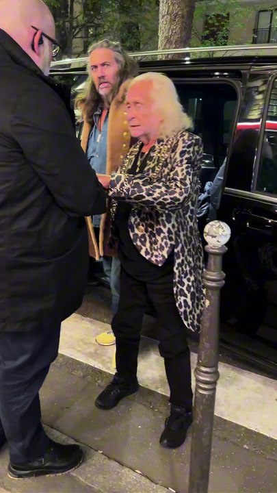 Michel Polnareff, sans ses lunettes, arrive à l'hôtel Plaza Athénée après son passage dans l'émission Quotidien en mars 2025