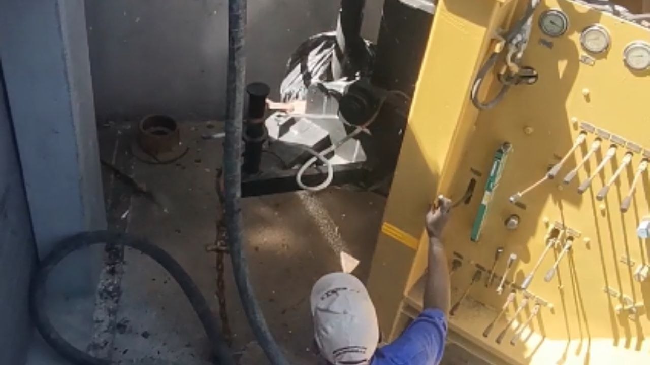 Unsupervised workers accidentally hit an electrical cable while drilling a borehole