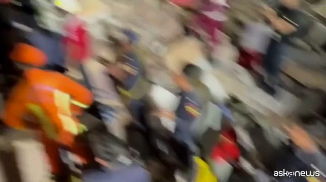 Sisma Myanmar, soccorritori estraggono una donna viva dalla macerie