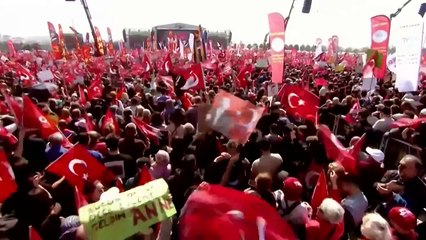 مئات الآلاف يحتشدون تلبية لدعوة المعارضة التركية