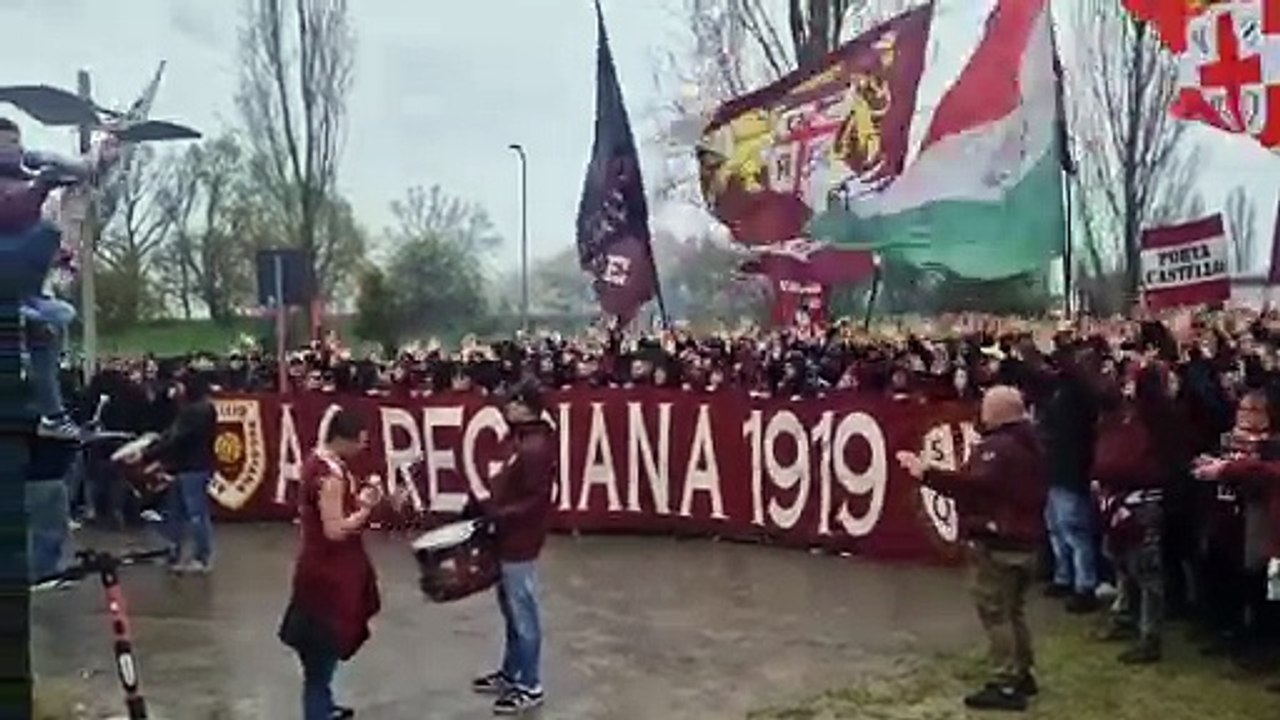La protesta dei tifosi della Reggiana sotto la Curva Sud