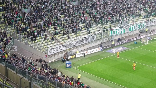 Kibice Lechii Gdańsk wywiesili transparenty na prezesa Paolo Urfera