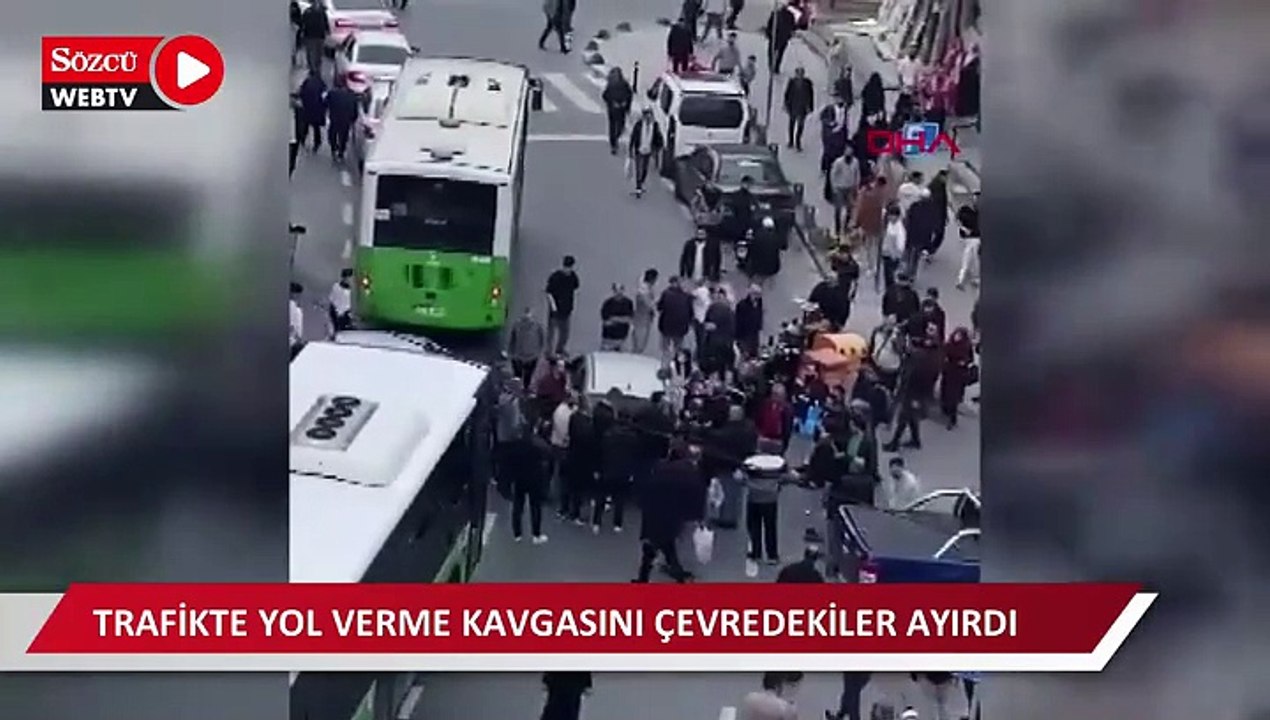 Trafikte yol verme kavgasını çevredekiler ayırdı