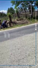 Haitiano con agente de migracion