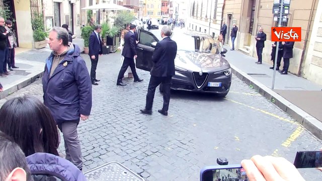 Meloni arriva al congresso di Azione, accolta da Richetti che la saluta con baci sulle guance
