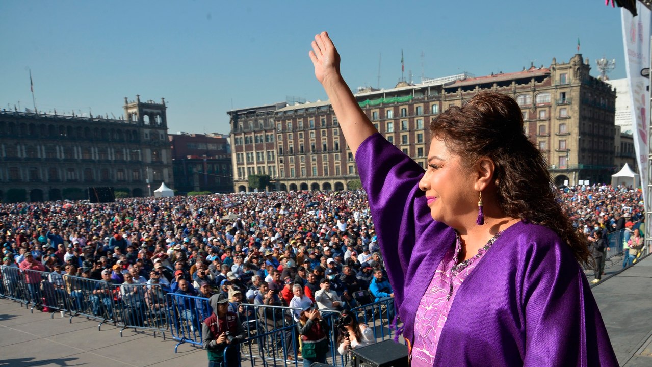 Clara Brugada entrega la Pensión Hombres Bienestar ante un Zócalo lleno