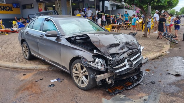 Após forte impacto entre carros, um deles invade bar no Bairro Coqueiral em Cascavel