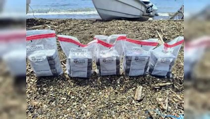 Decomisan 25 paquetes de cocaína en embarcación abandonada