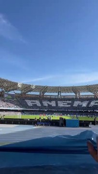El Stadio Diego Armando Maradona canta 'a capela' el himno del Nápoles antes de jugar contra la Fiorentina