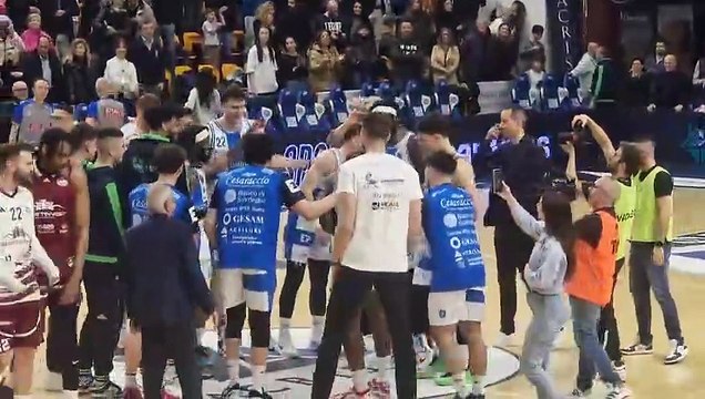 Una straordinaria Dinamo abbatte la capolista: la festa finale di giocatori e tifosi al PalaSerradimigni