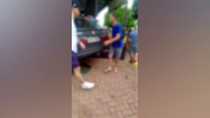 Vídeo mostra movimentação em bar logo após carro invadir o estabelecimento