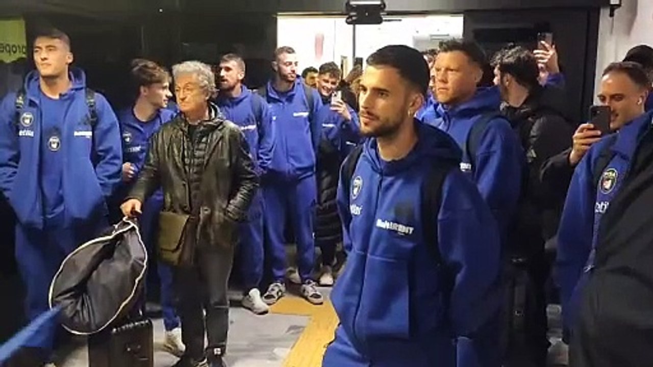 Pisa calcio, oltre 200 tifosi in delirio accolgono la squadra all'aeroporto Galilei