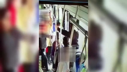 Milano, l'aggressione sessuale alla 14enne nel video delle telecamere del bus