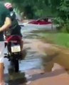 Motorista fica preso no carro em rua alagada por forte chuva no Ceará