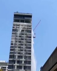 Prédios resistem a terremoto jogando água da piscina dos terraços na Tailândia