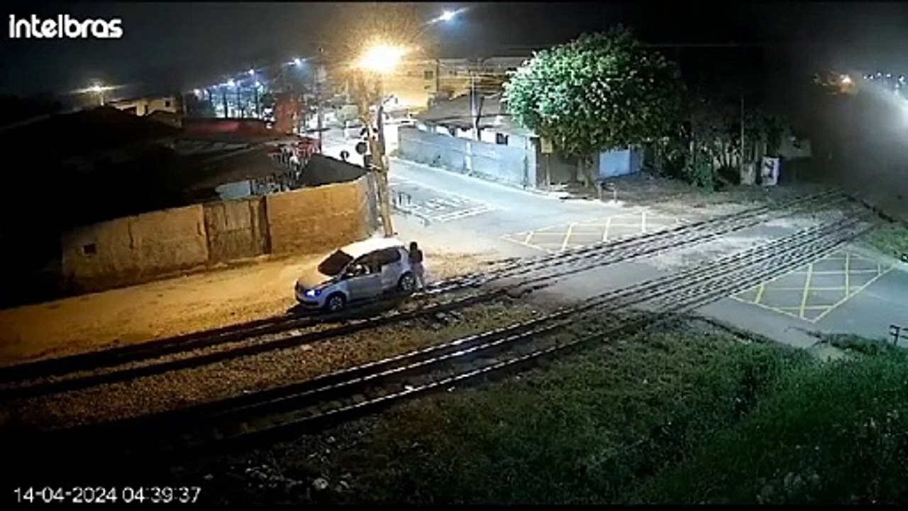 Veículo fica preso nos trilhos e por sorte trem passa em sentido contrário em Embú Guaçú/SP