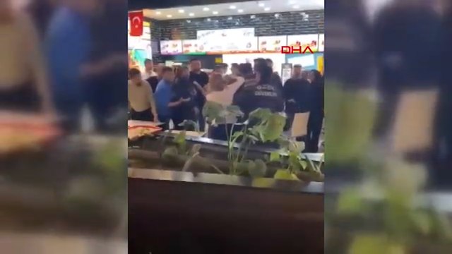 Bursa'da bir AVM'de iki grup arasındaki kavga kamerada
