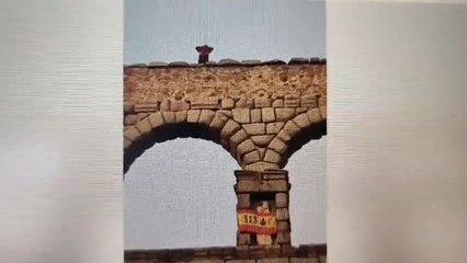 El hombre subido en el canal del Acueducto de Segovia